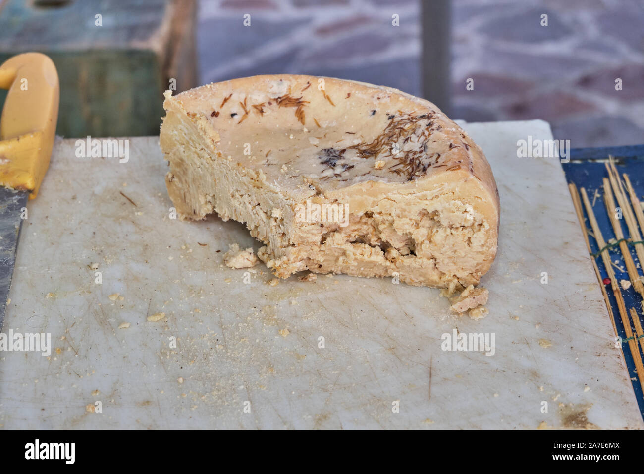 Casu Marzu fromage sarde, avec les larves de Piophila Casei Banque D'Images