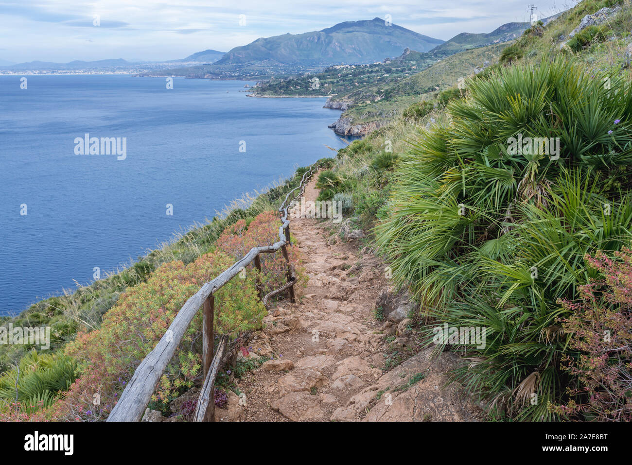 Chemin sur Golfe de Castellammare fait face à la Mer Tyrrhénienne dans la Réserve Naturelle du Zingaro naturelle Orientata parc naturel, la Première réserve en Sicile, Italie Banque D'Images