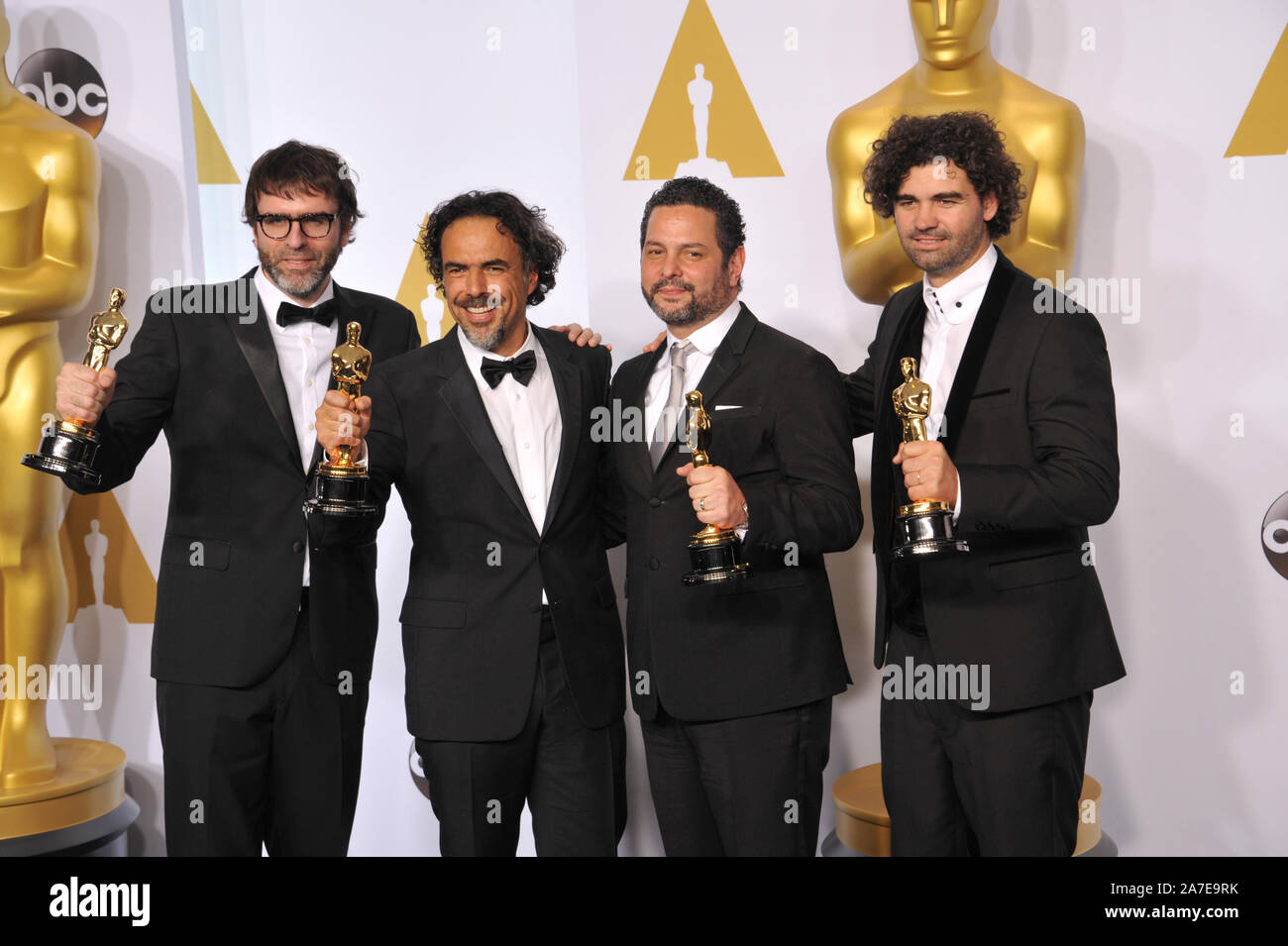 LOS ANGELES, CA - le 22 février 2015 : Alejandro Gonzalez Inarritu & Nicolas Giacobone & Alexander Dinelaris Jr. et Armando Bo à la 87e Academy Awards annuels au Kodak Theater, Hollywood. © 2015 Paul Smith / Featureflash Banque D'Images