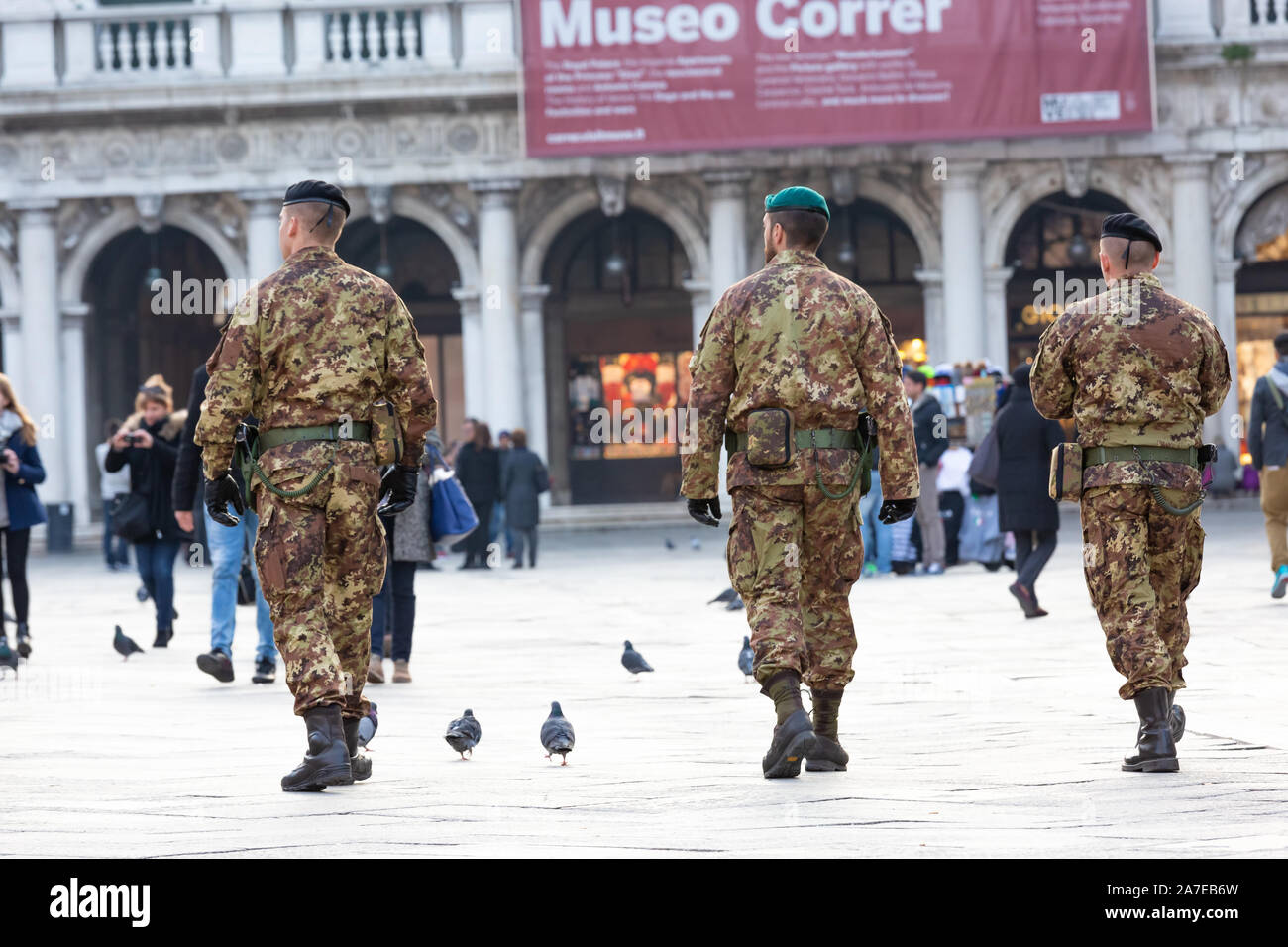 Venise, Italie - 20 mars, 2015:vue arrière de trois hommes en uniforme  militaire anonyme autour de touristes alors qu'ils patrouillaient la Piazza San  Marco à Venise Photo Stock - Alamy