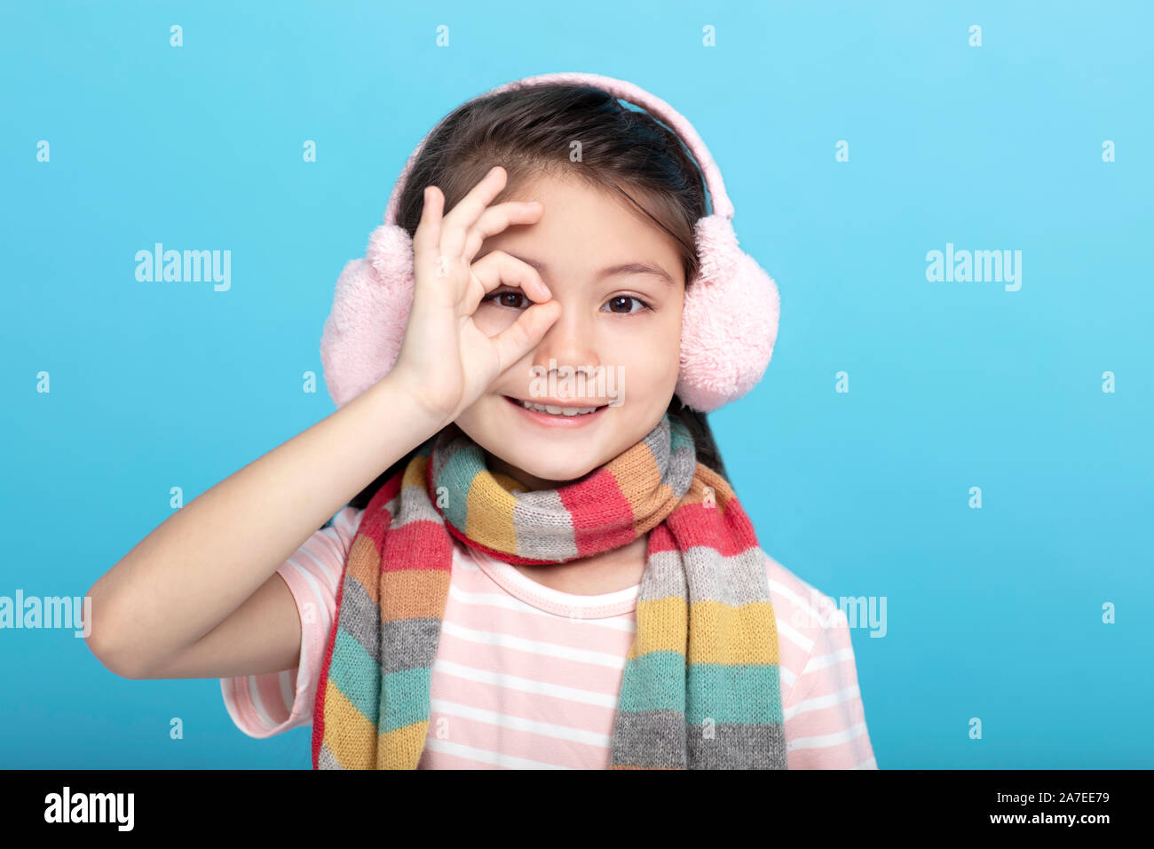 Portrait de sourire petite fille dans des vêtements d'hiver Banque D'Images