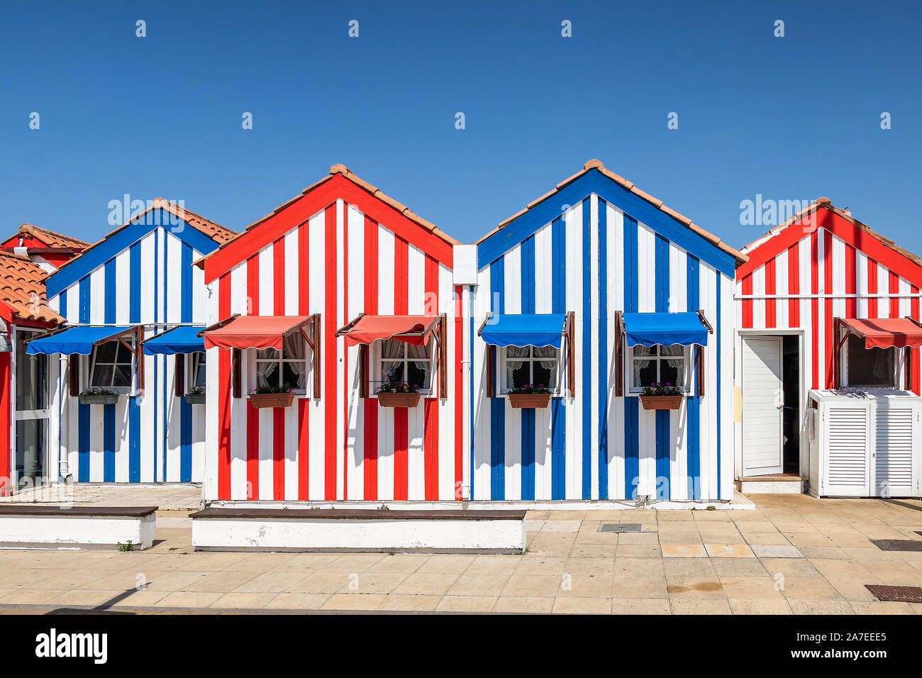 Maisons colorées à Costa Nova, Aveiro, Portugal. Rue avec maisons à rayures, Costa Nova, Aveiro, Portugal. Façades de maisons colorées à Costa Nova, une Banque D'Images