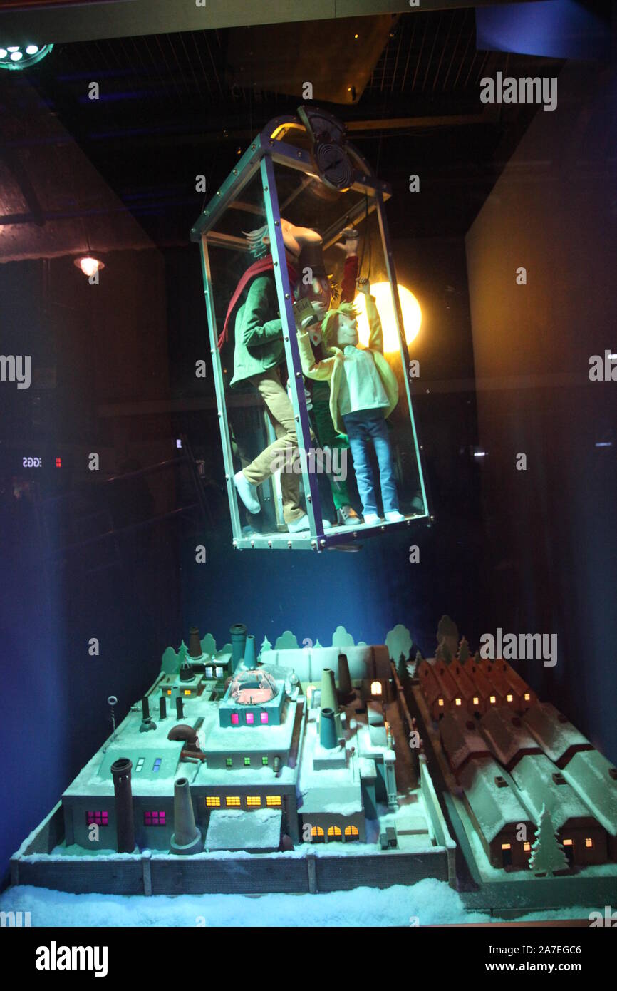 Newcastle sur Tyne, Royaume-Uni, 1er novembre 2019, a révélé que la fenêtre de Noël Fenwick Charlie et la Chocolaterie sur Northumberland Street, Crédit : David Whinham/Alamy Live News Banque D'Images