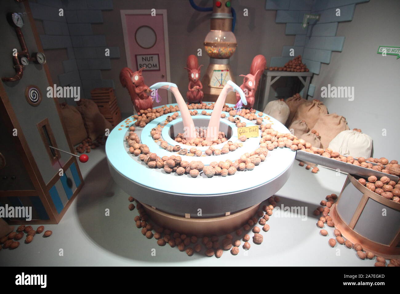 Newcastle sur Tyne, Royaume-Uni, 1er novembre 2019, a révélé que la fenêtre de Noël Fenwick Charlie et la Chocolaterie sur Northumberland Street, Crédit : David Whinham/Alamy Live News Banque D'Images