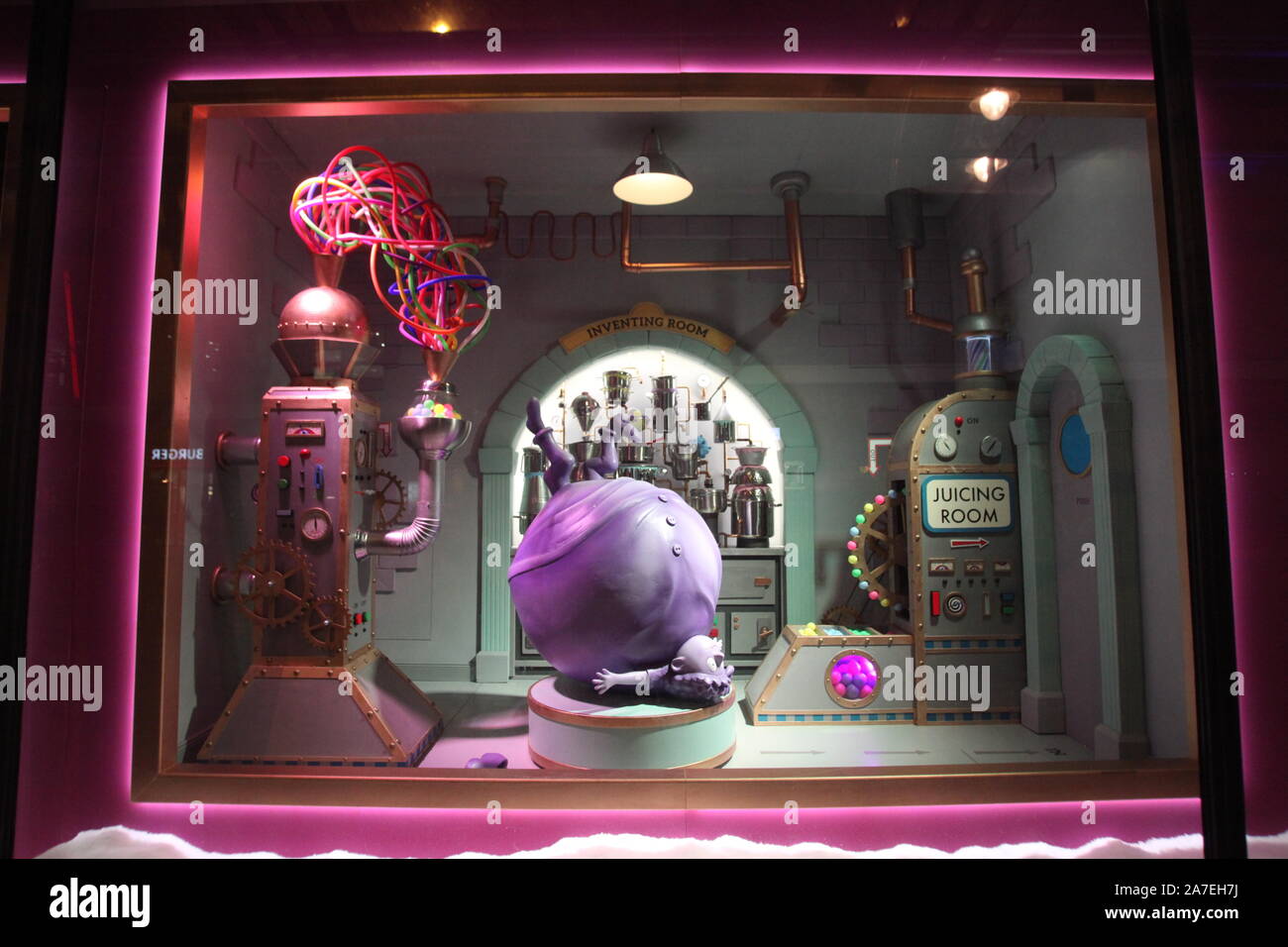 Newcastle sur Tyne, Royaume-Uni, 1er novembre 2019, a révélé que la fenêtre de Noël Fenwick Charlie et la Chocolaterie sur Northumberland Street, Crédit : David Whinham/Alamy Live News Banque D'Images