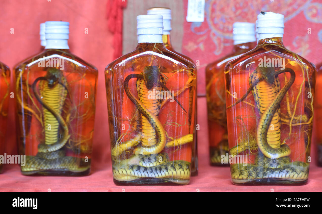 Serpents dans des bocaux dans un marché asiatique Banque D'Images