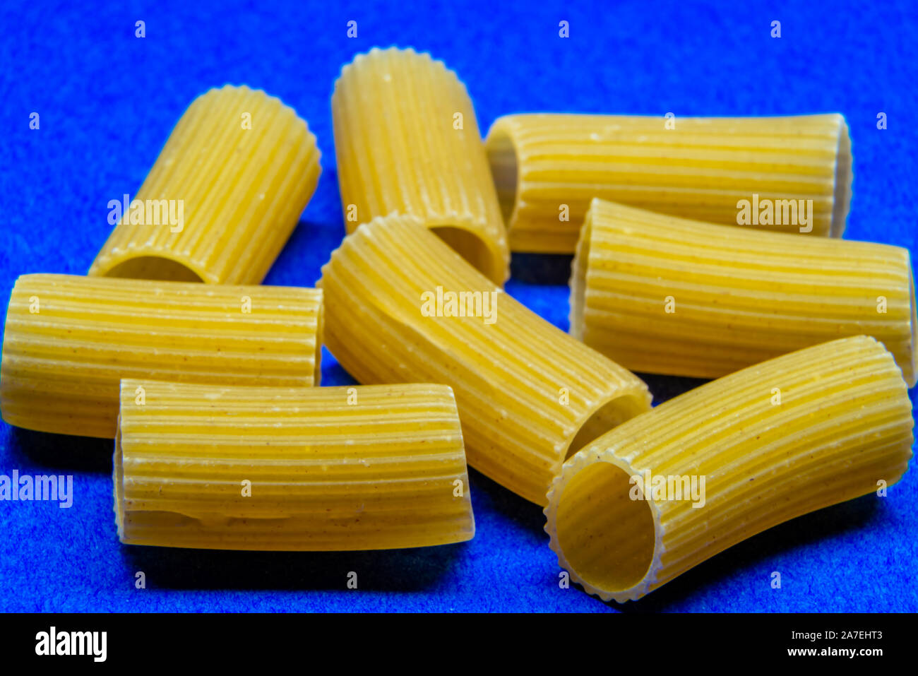Pâtes Rigatoni sur fond bleu Banque D'Images