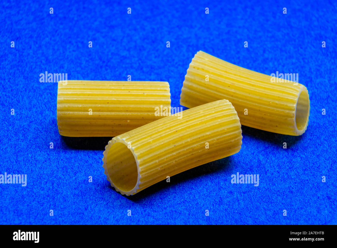 Pâtes Rigatoni sur fond bleu Banque D'Images