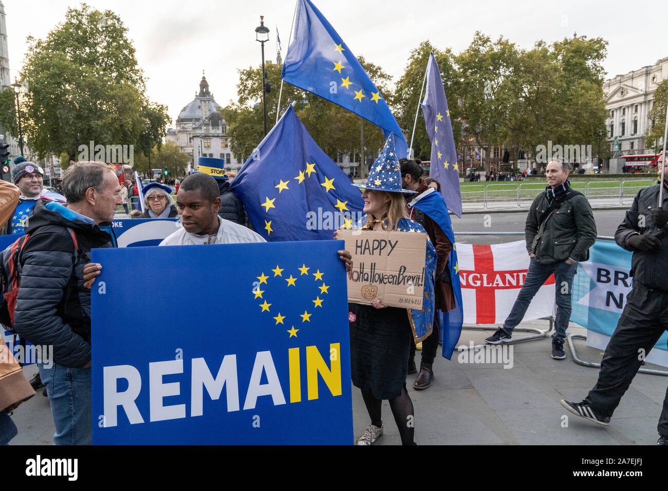 Londres, Royaume-Uni. 30Th Oct, 2019. Brexit lutte contre les manifestants se sont réunis avec des pancartes et des drapeaux à l'extérieur de la Chambre du Parlement. Credit : SOPA/Alamy Images Limited Live News Banque D'Images