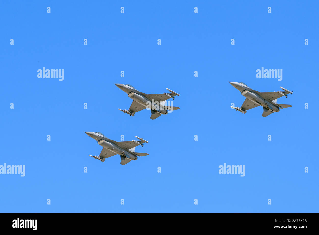 F-16V Viper des avions volant en formation avec fond de ciel bleu clair Banque D'Images