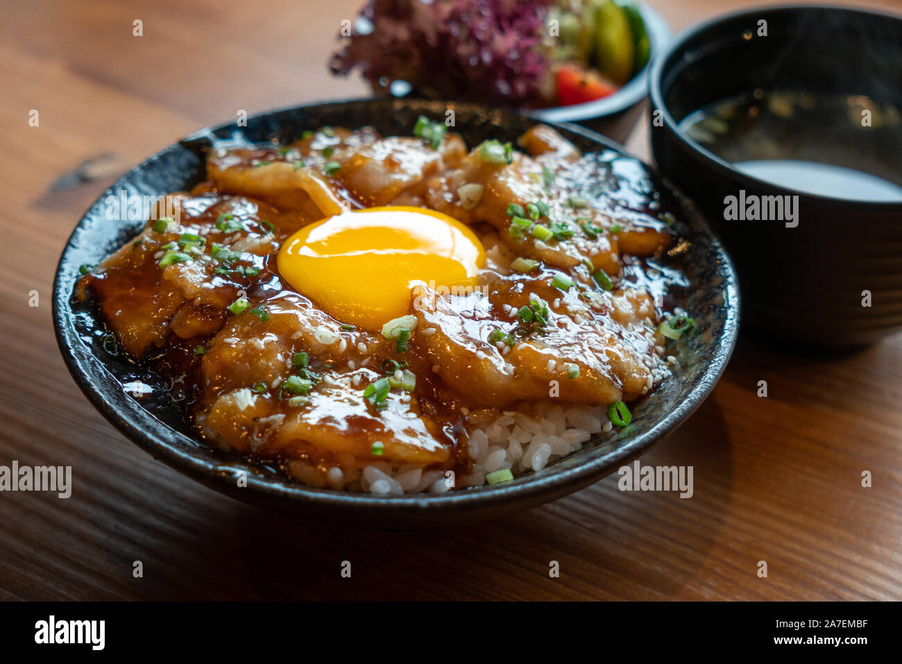 Bol de nourriture japonaise, le porc grillé et d'œufs sur le riz. Banque D'Images