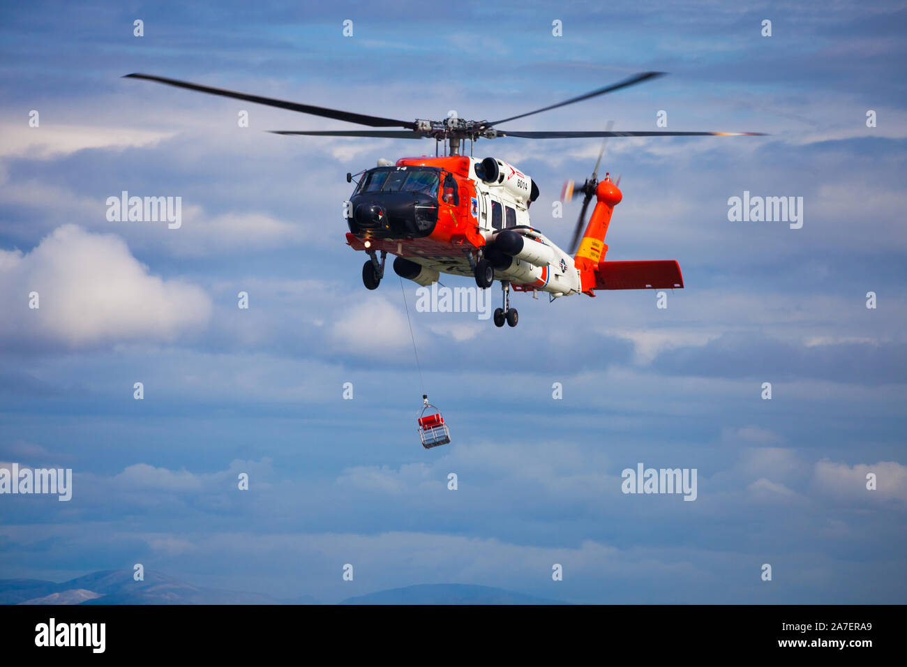 La Garde côtière américaine faisant l'eau libre dans les exercices de sauvetage d'air arctique de l'Alaska. Kotzebue Sound, Alaska, USA Banque D'Images La Garde côtière américaine faisant l'eau libre dans les exercices de sauvetage d'air arctique de l'Alaska. Kotzebue Sound, Alaska, USA Banque D'Images