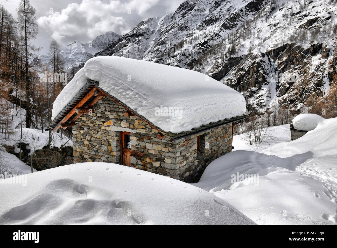 Toit d'une maison cowred avec la neige. Maisons sous la neige des Alpes Banque D'Images