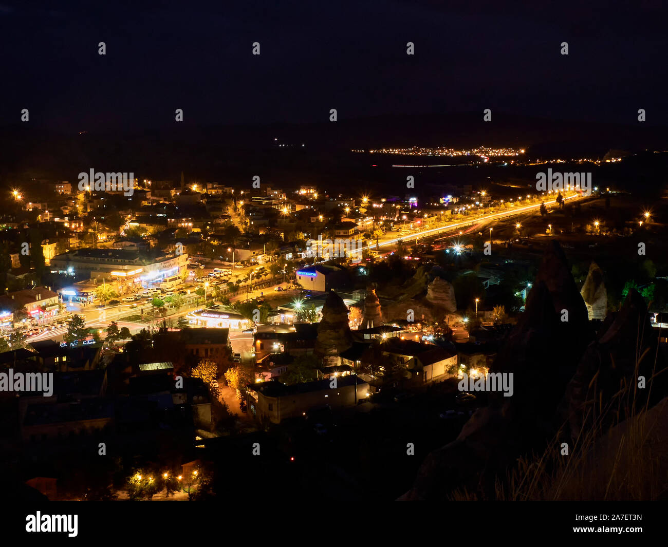 Maisons Grotte et paysage volcanique de la ville de Cappadoce Goreme et sentiers de voiture dans la nuit. L'exposition à long shot. Banque D'Images