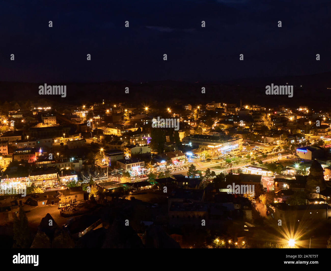 Maisons Grotte et paysage volcanique de la ville de Cappadoce Goreme et sentiers de voiture dans la nuit. L'exposition à long shot. Banque D'Images