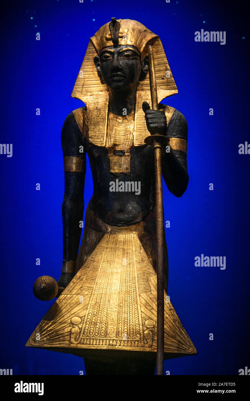 Saatchi Gallery London, UK. 1er novembre 2019. Tuteur en bois Statue du Ka du roi portant le Nemes Headcloth. Un essai avec la plus grande collection de trésors et de 60 objets originaux à partir de la tombe de Toutankhamon jamais à quitter l'Égypte. L'exposition à la galerie Saatchi se déroulera du 2 novembre au 3 mai 2020. Credit : amer ghazzal/Alamy Live News Banque D'Images