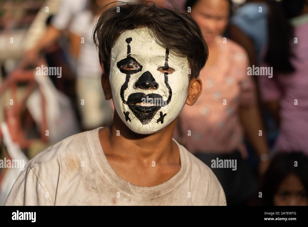 Un jeune garçon avec un visage peint macabre au cours de l'halloween, tous les saints/Âme jours dans un cimetière,Cebu City,Philippines. Banque D'Images