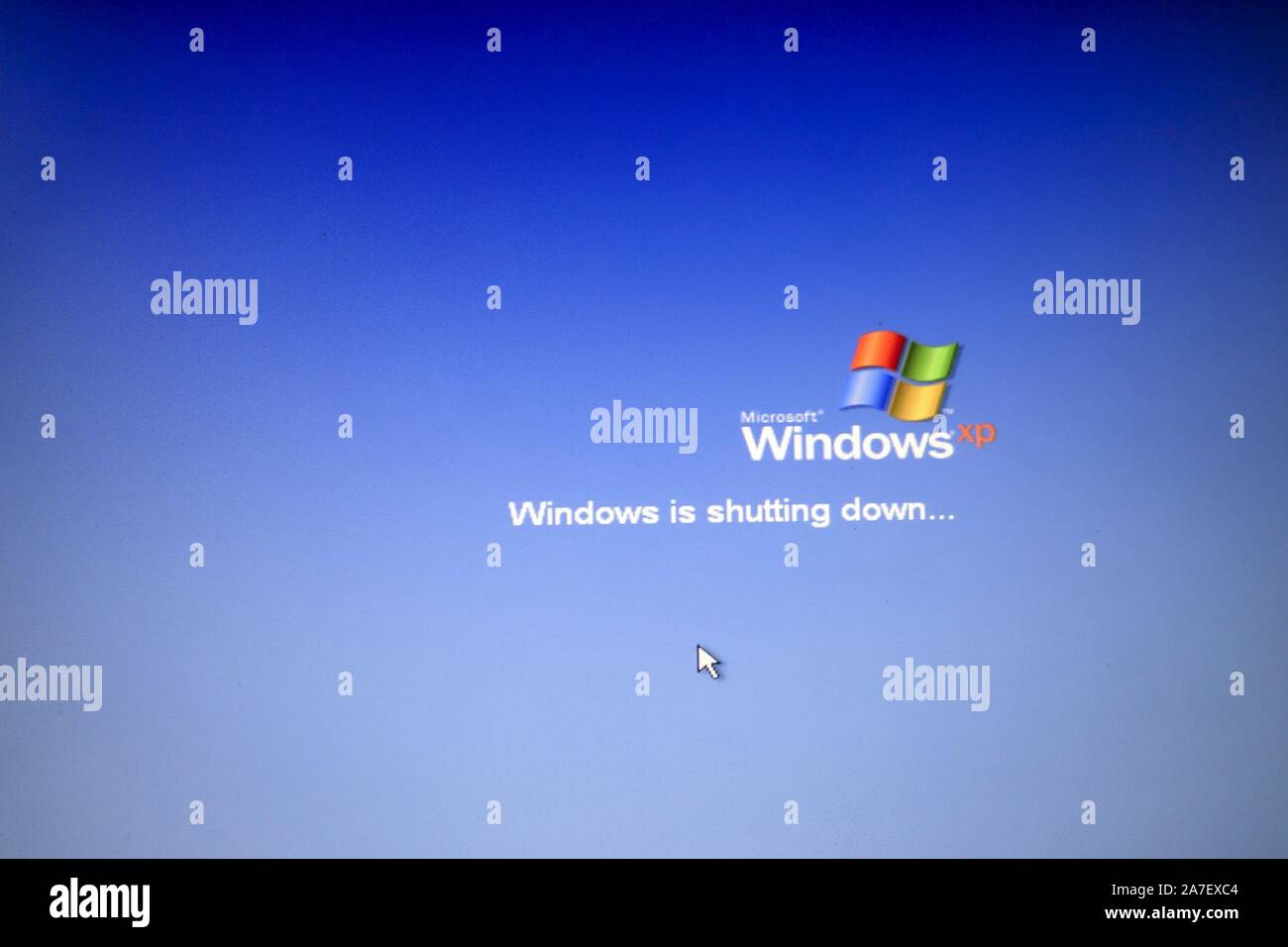 L'arrêt de Windows XP sur le moniteur de l'ordinateur de notification Banque D'Images