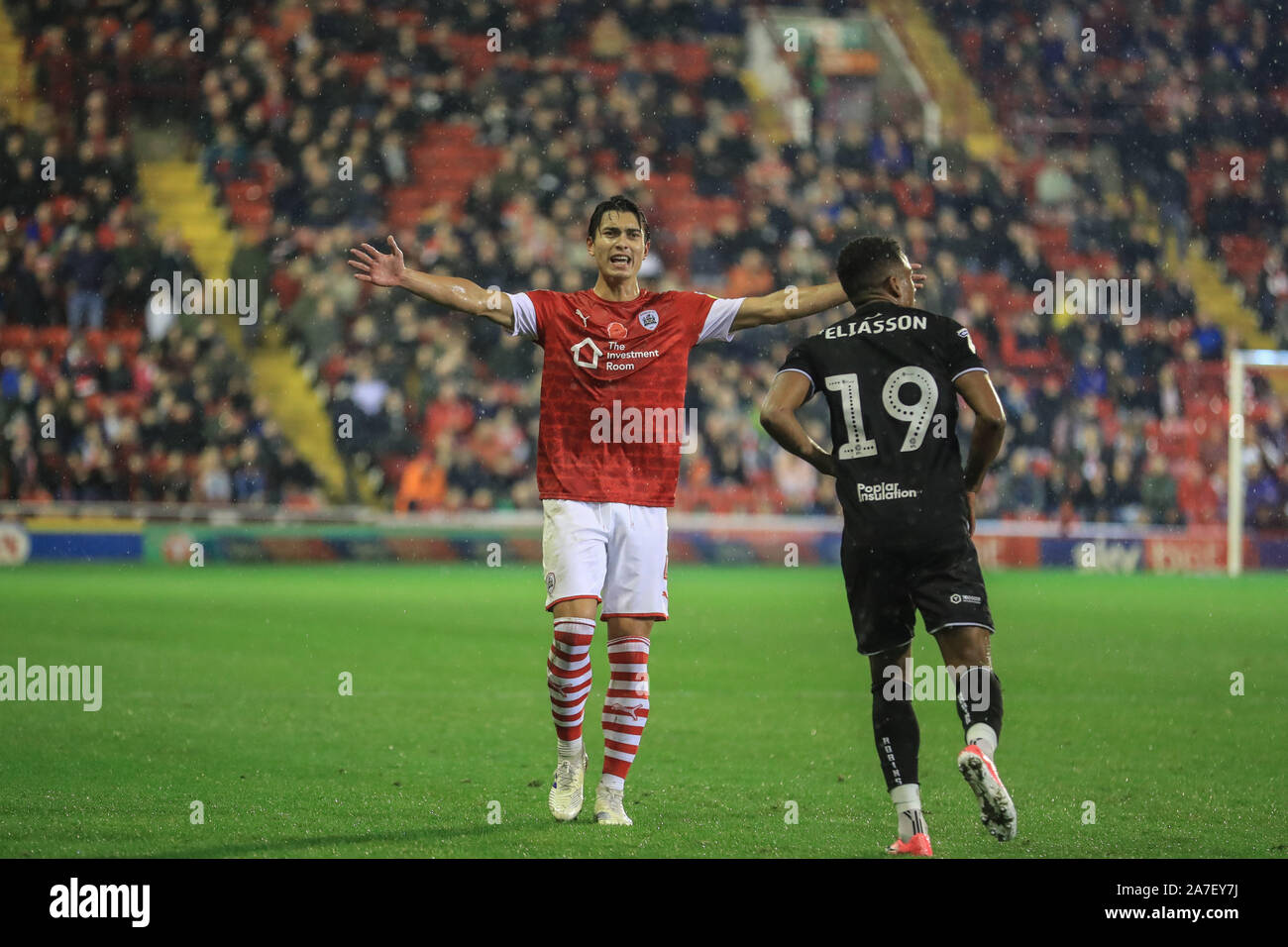 1er novembre 2019, Oakwell, Barnsley, Angleterre ; Sky Bet Championship, Barnsley v Bristol City : Kenny Dougall (4) de Barnsley en appelle à la sens l'homme tel qu'il donne un mauvais crédit : Mark Cosgrove/News Images Banque D'Images