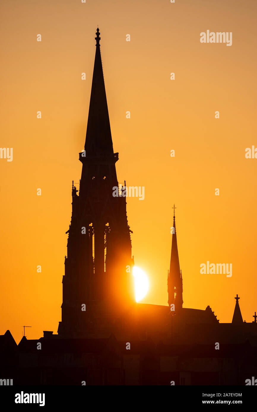Clocher de l'église au coucher du soleil, la cathédrale Saint-Pierre, à Osijek Banque D'Images