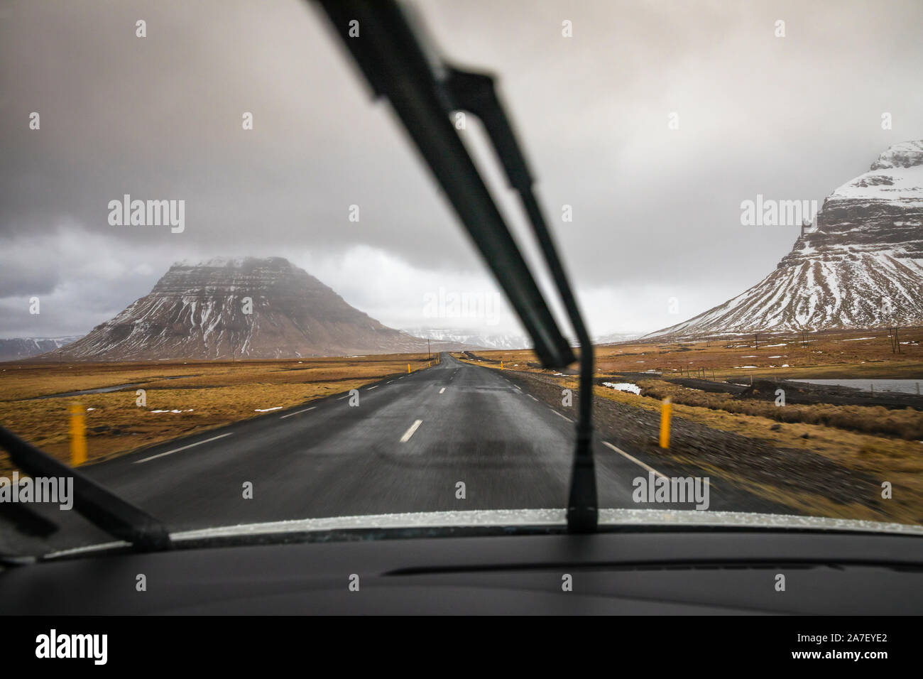 Drivind une voiture à jour de pluie en Islande Banque D'Images