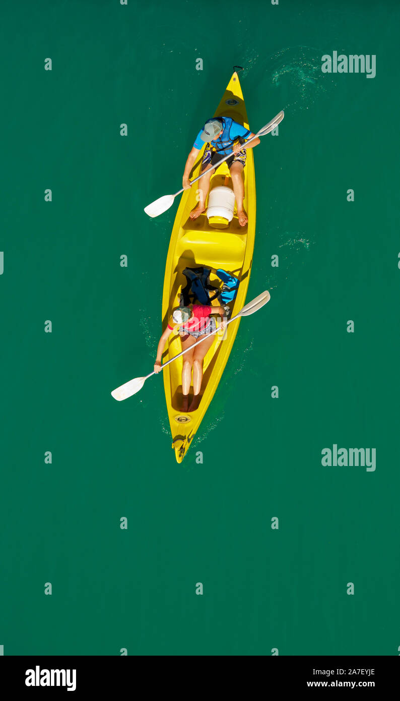 Vue de dessus deux personnes en jaune Canoe Lake Saint Croix Alpes de Haute Provence France Banque D'Images