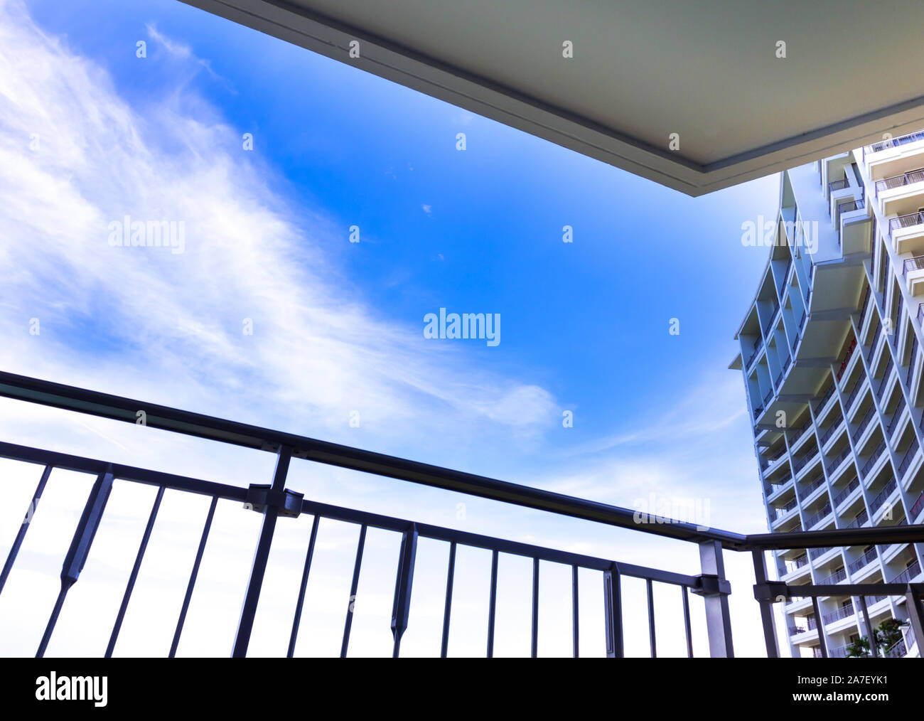 Gratte-ciel bleu et vue depuis le balcon Banque D'Images