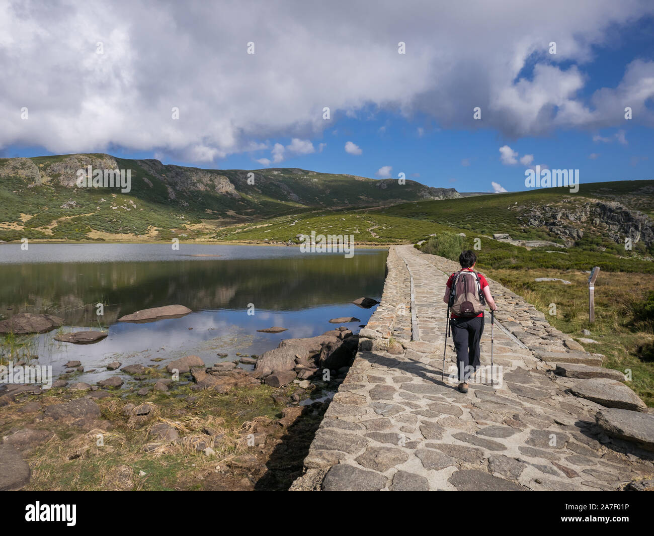 Passage à niveau randonneur le barrage de Laguna de los Peces (le poisson du lac 'lagon') dans Sanabria, Zamora, Espagne Banque D'Images