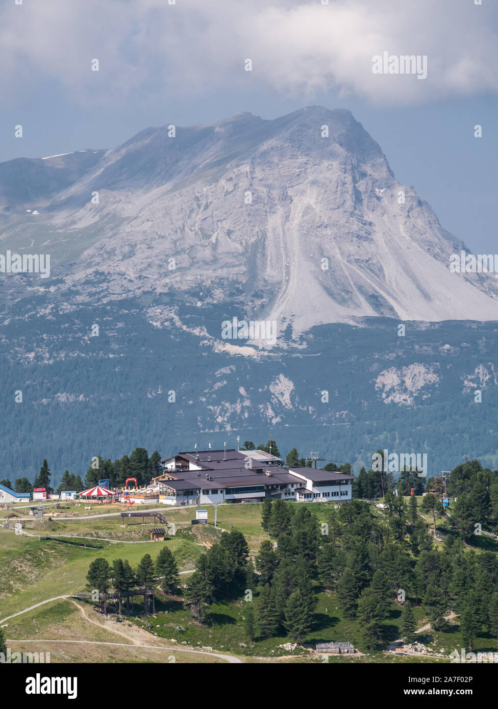 Vue de la station de montagne du téléphérique Bergkastel et le pic Piz Lad dans l'arrière-plan, à Nauders, Tyrol, Autriche Banque D'Images