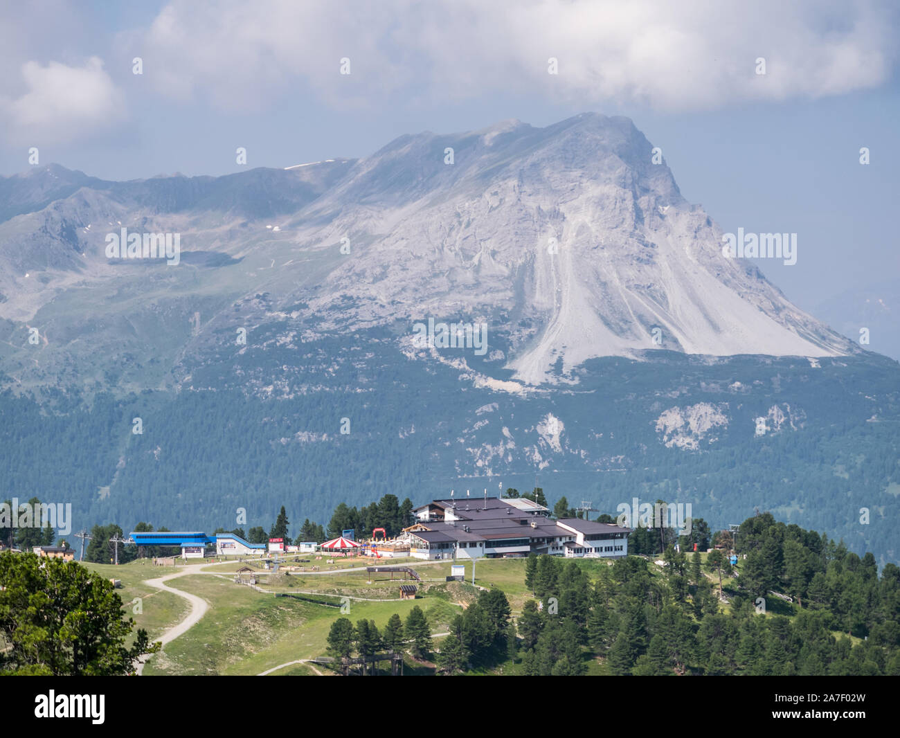 Vue de la station de montagne du téléphérique Bergkastel et le pic Piz Lad dans l'arrière-plan, à Nauders, Tyrol, Autriche Banque D'Images