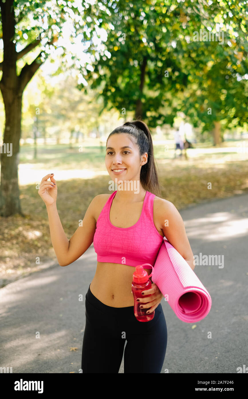 Athletic Girl walking in the city park Photo Stock - Alamy