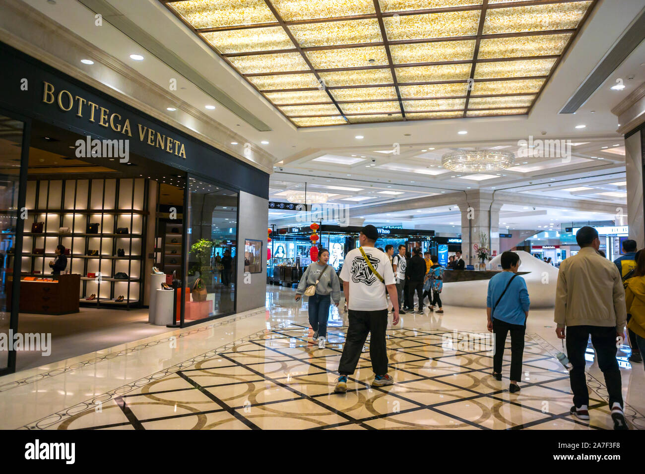 Shanghai, Chine, People Shopping, Inside Luxury Store, centre commercial chinois, centre de mode « Xin Shi Jie Da Wan Bai Huo » intérieur, couloir moderne, consommateur de prestige, design de couloir moderniste Banque D'Images