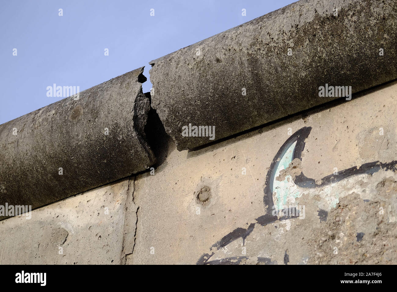 Berlin, Berlin, Allemagne. 1er novembre 2019. Une partie du solde à 200 mètres du mur de Berlin à NiederkirchnerstraÃŸe au centre de Berlin. Le mur de Berlin a été massif et complexe de la frontière est devenu un symbole international de la division de l'Allemagne après la Seconde Guerre mondiale et de la guerre froide entre l'Est et l'Ouest. Le 9 novembre 2019 marquera le 30e anniversaire de la "chute" du mur le 9 novembre 1989. Crédit : Jan Scheunert/ZUMA/Alamy Fil Live News Banque D'Images