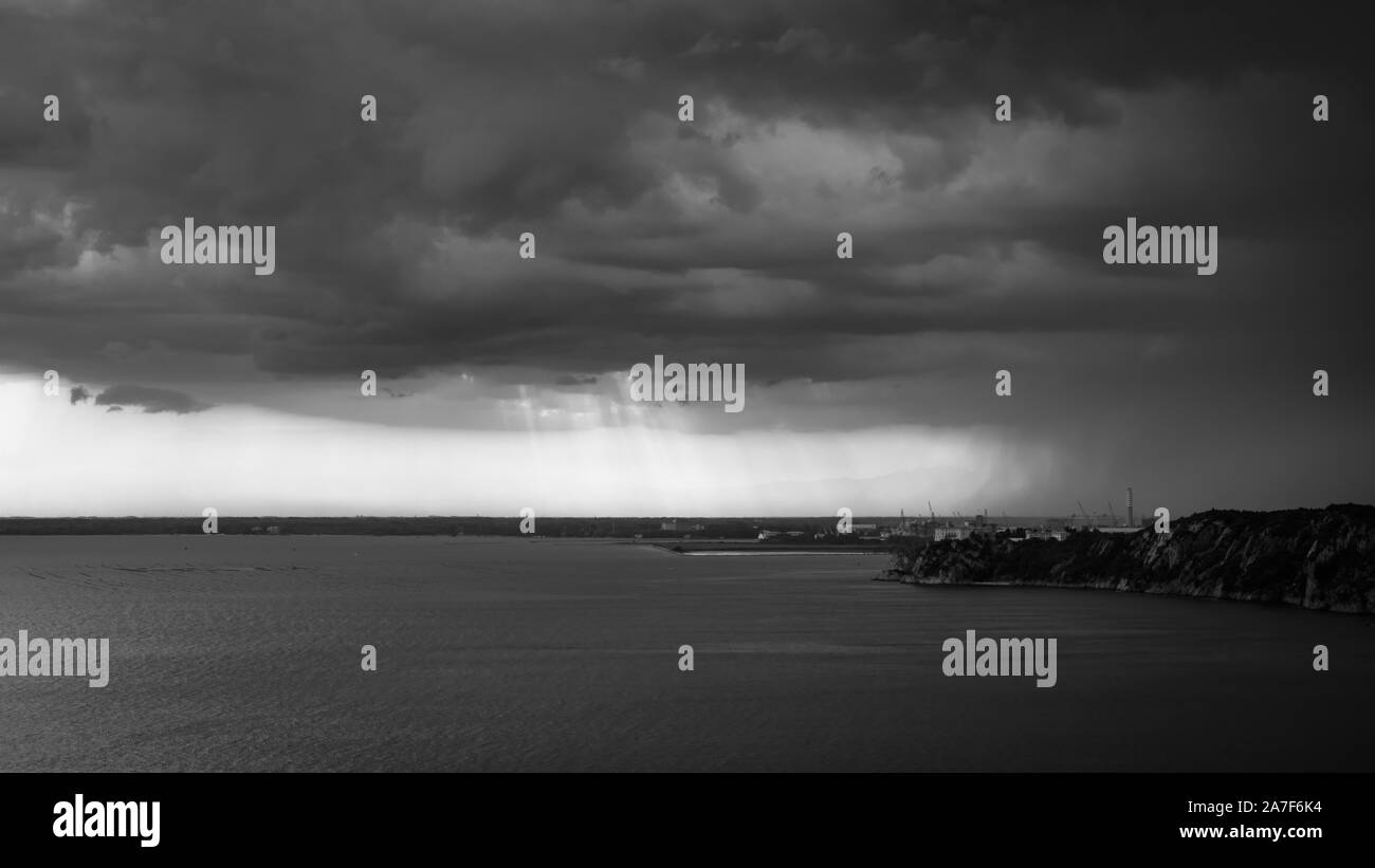 Tempête sur la mer dans le golfe de Trieste, Frioul-Vénétie Julienne, Italie Banque D'Images