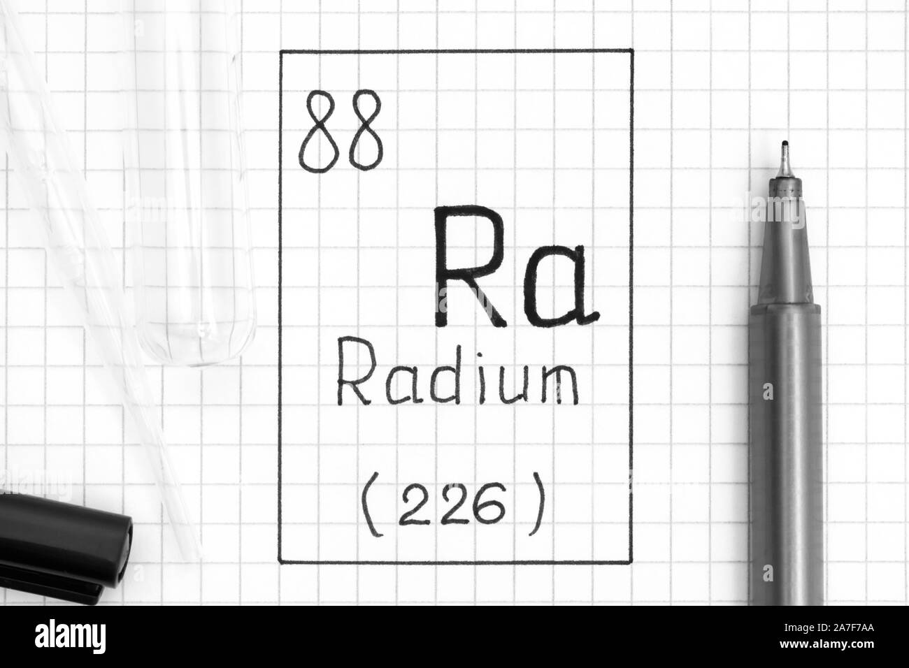 Le tableau périodique des éléments. Élément chimique écriture Radium Ra avec un stylo noir, tube à essai et pipette. Close-up. Banque D'Images