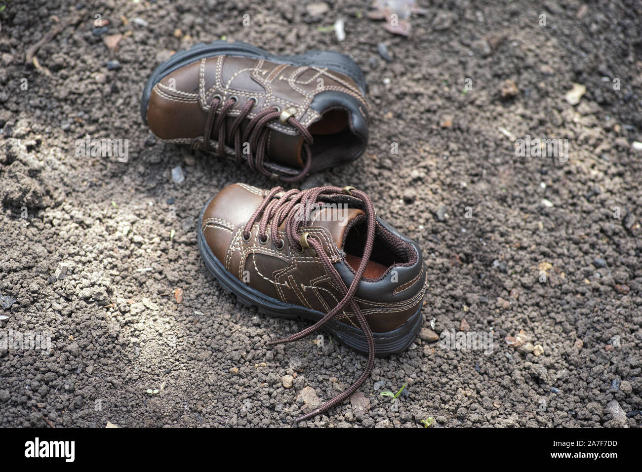 Une paire de chaussures perdues. Missing Kid enfant perdu ou concept. Banque D'Images