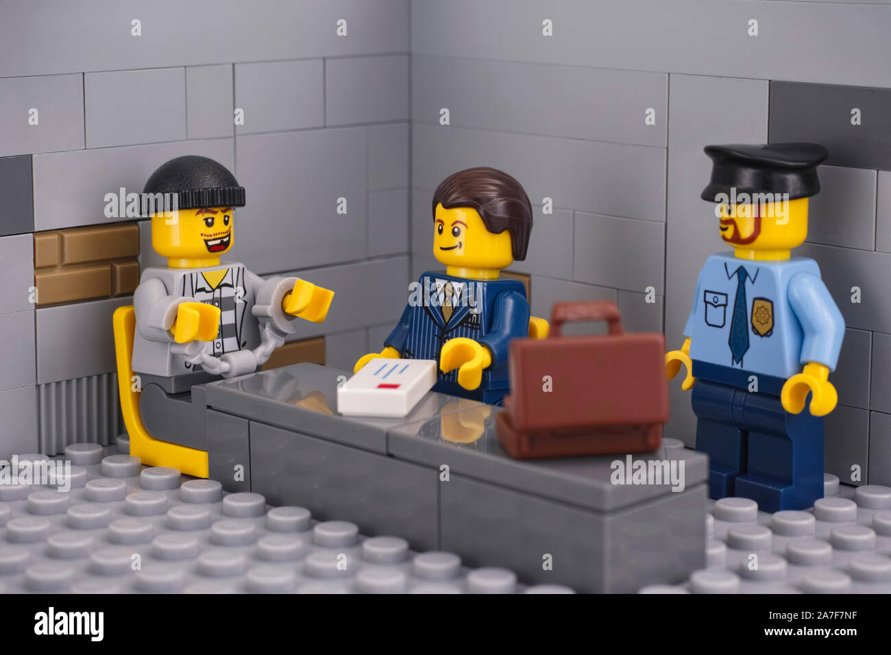 Tambov, Fédération de Russie - 24 octobre 2019 Trois figurines LEGO dans une scène de prison. Prisonnier communique avec son avocat en prison. Banque D'Images