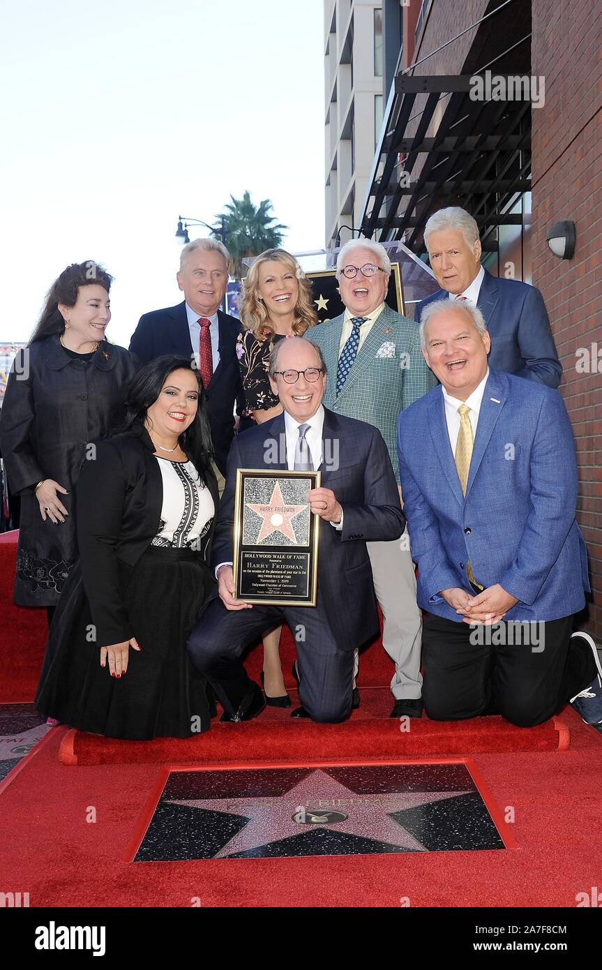 Los Angeles, CA. 1er novembre 2019. Donelle Dadigan, Rana Ghadban, Pat Sajak, Vanna White, Harry Friedman, Vin Di Bona, Alex Trebek, Jeff Zarrinnam à la cérémonie d'intronisation pour l'étoile sur le Hollywood Walk of Fame pour Harry Friedman, Hollywood Boulevard, Los Angeles, CA 1 novembre 2019. Crédit : Michael Germana/Everett Collection/Alamy Live News Banque D'Images