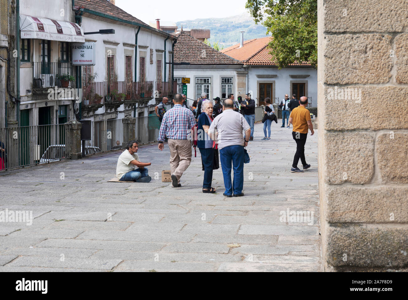 Villa Real, Portugal. Ceux qui vont à l'église pour le service du dimanche a refusé de donner ce mendiant armés tout l'Aumône Banque D'Images