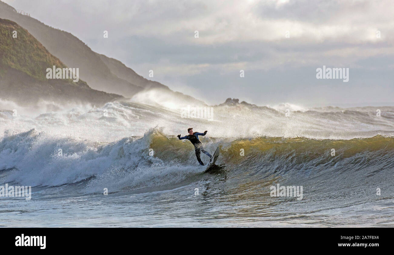 Swansea, Royaume-Uni. 09Th Nov, 2019. Manèges d'un surfer les vagues à Langland Bay près de Swansea ce matin. Les vagues sont générées par le temps orageux qui Nouvelle-Galles du Sud battue hier soir. Credit : Phil Rees/Alamy Live News Banque D'Images