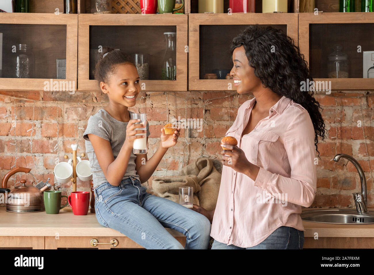 Mère et fille de passer du temps ensemble, prenant le déjeuner Banque D'Images