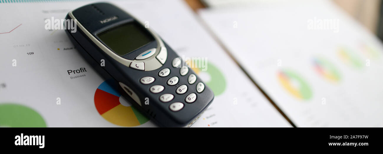 Nokia 3310 Téléphone portable avec carte d'affaires de lo Banque D'Images