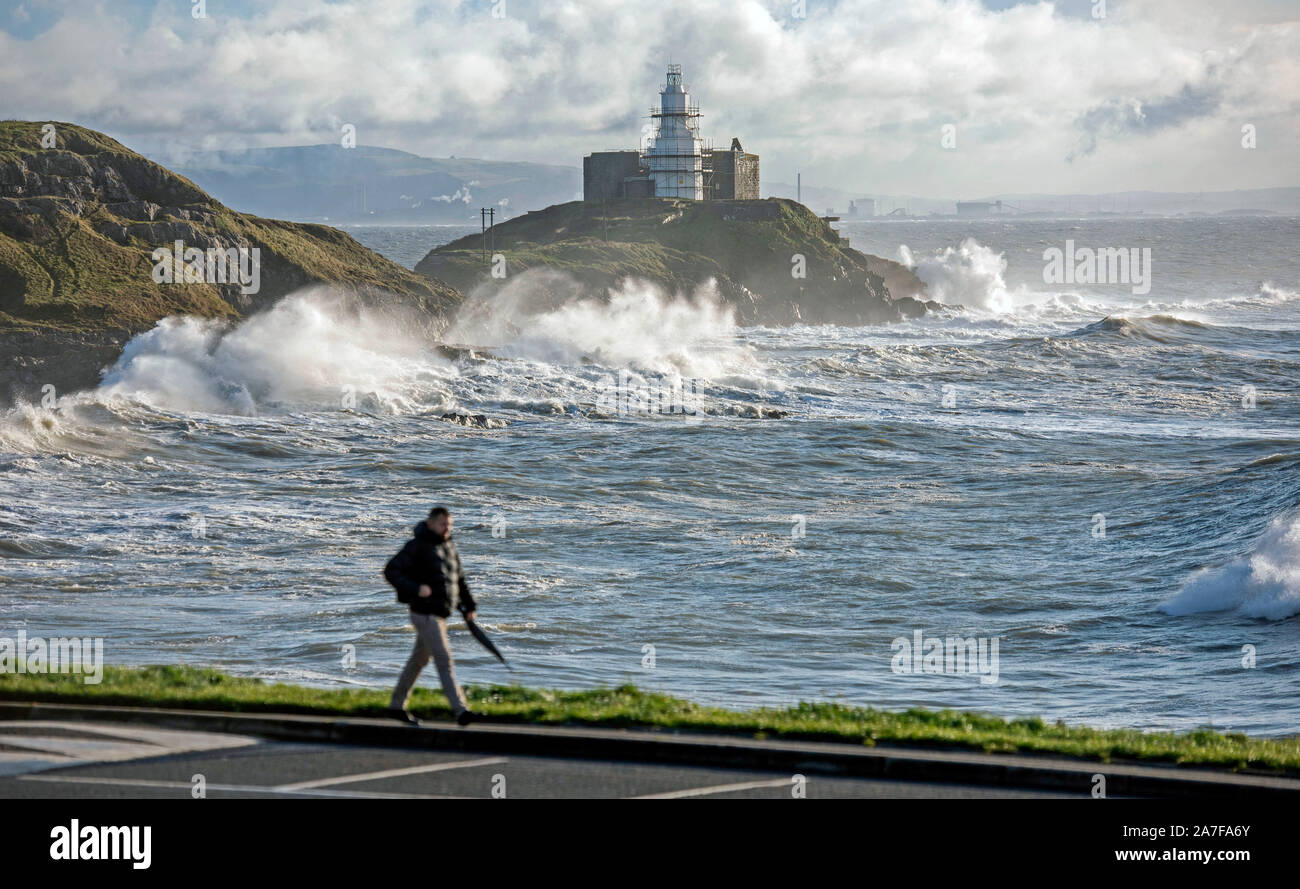 Swansea, Royaume-Uni. 09Th Nov, 2019. Des vagues énormes smash dans les rochers à Mumbles phare près de Swansea ce matin. Les vagues sont générées par le temps orageux qui Nouvelle-Galles du Sud battue hier soir. Credit : Phil Rees/Alamy Live News Banque D'Images