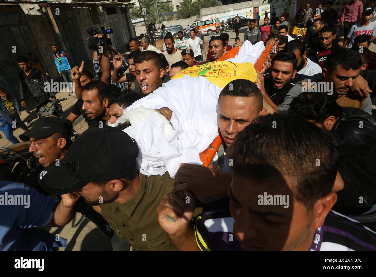 Des proches de Ahmed Al-Shahri, 27 Palestiniens, pleurent lors de ses funérailles dans le sud de la bande de Gaza. Nov 02, 2019. Photo par Abed Rahim Khatib/Alamy Banque D'Images
