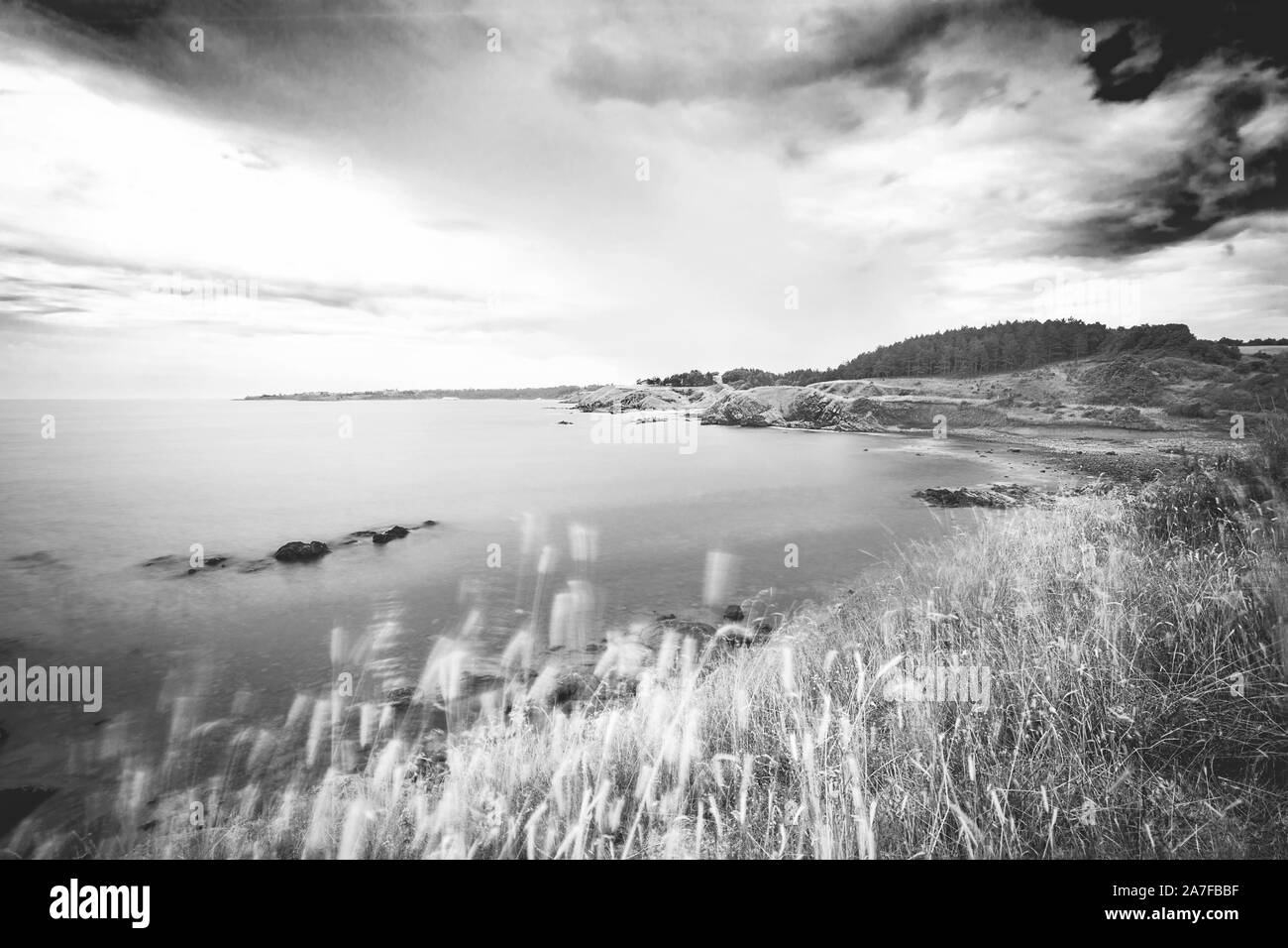 Tronçon de côte naturelle en Bulgarie sur la mer Noire photographié en noir et blanc et des temps d'exposition Banque D'Images