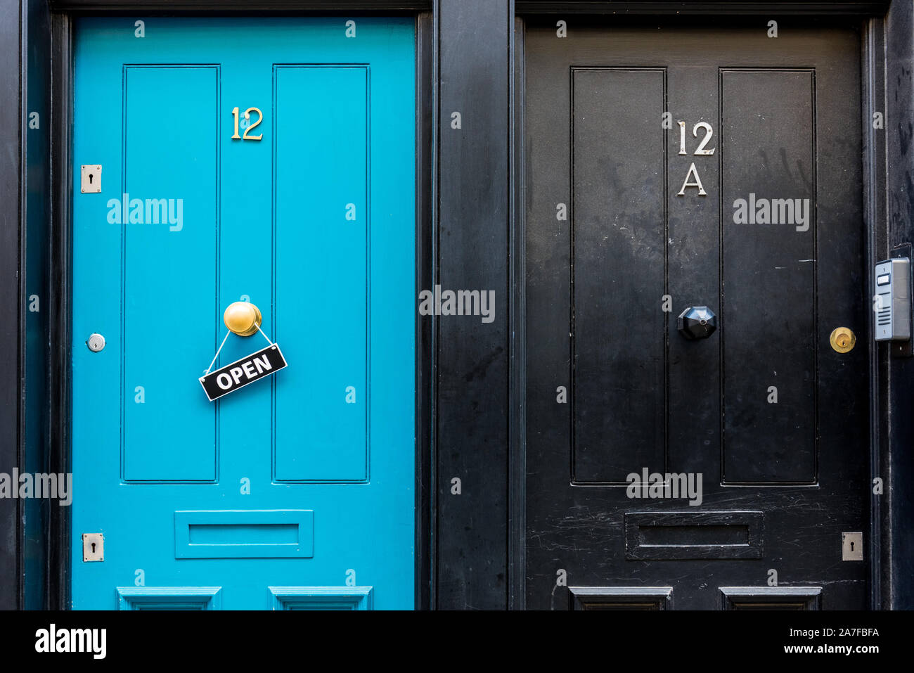 Portes adjacentes dans le quartier londonien de Shoreditch dont l'une a une sign de son bouton Banque D'Images