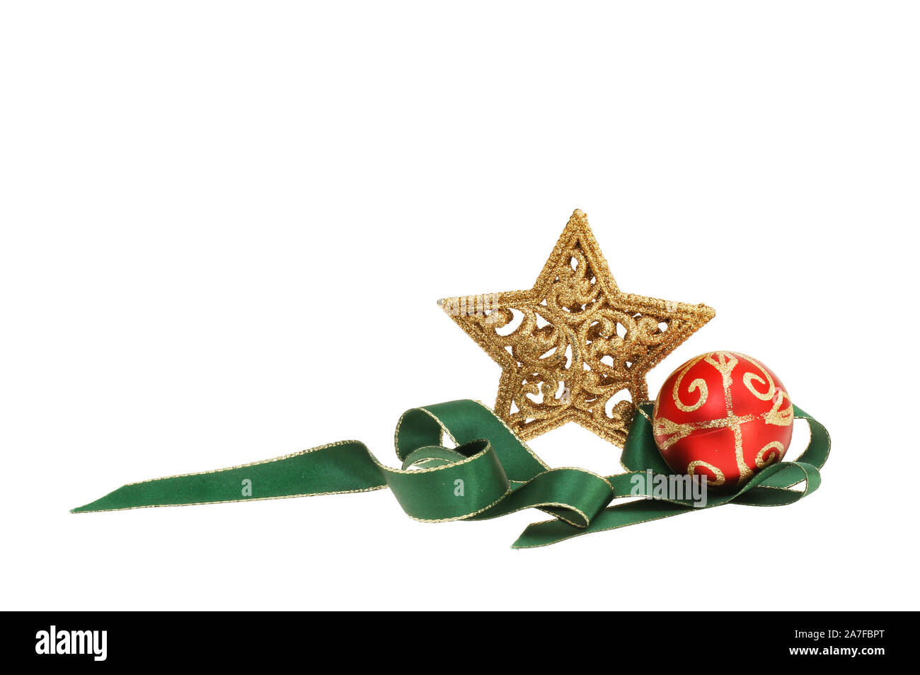 Motif de Noël, gold glitter avec boule rouge et or et ruban vert spiralé blanc isolé contre Banque D'Images