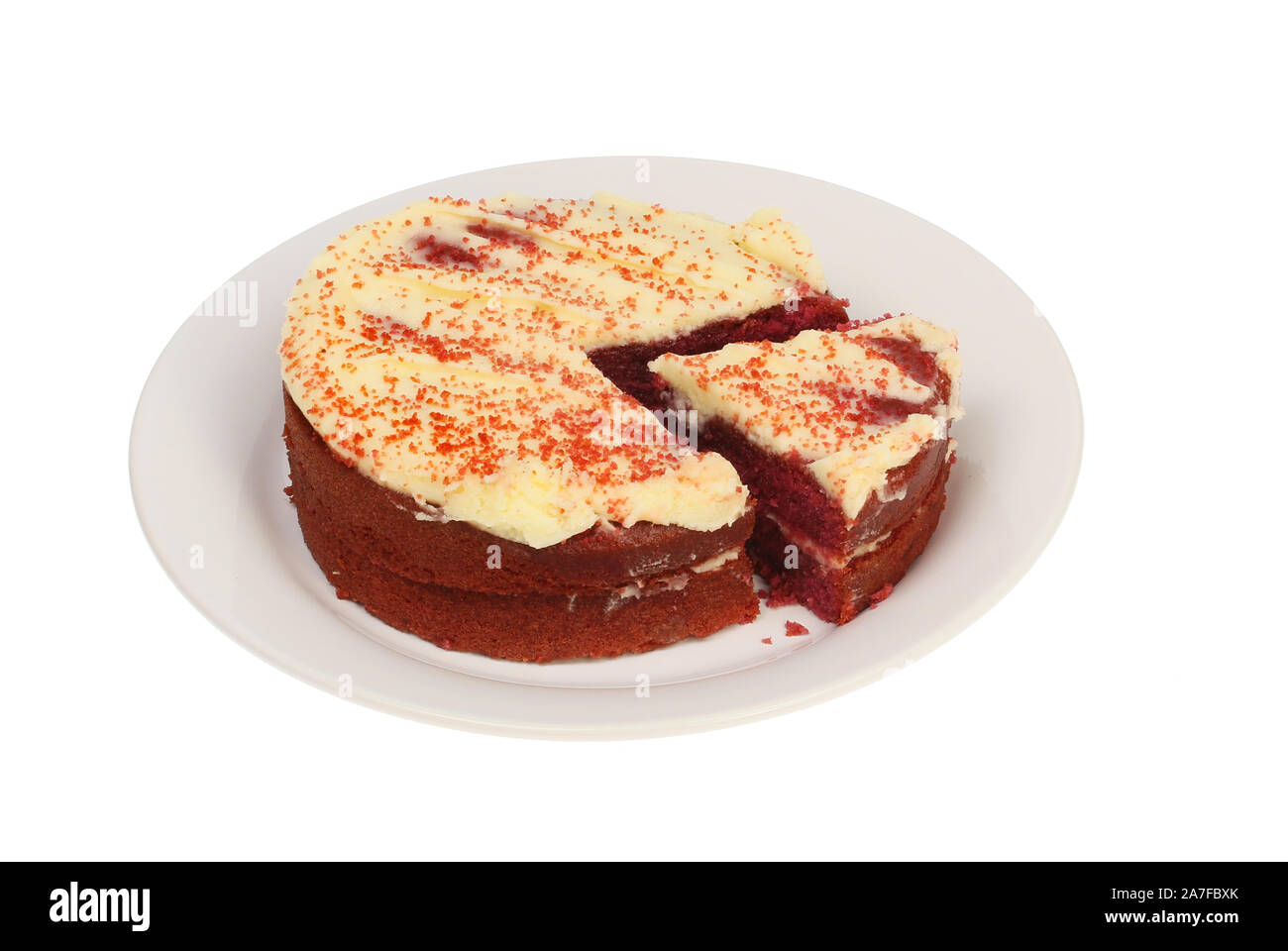 Red Velvet Cake sur une plaque avec une tranche couper sur une assiette blanche contre isolés Banque D'Images
