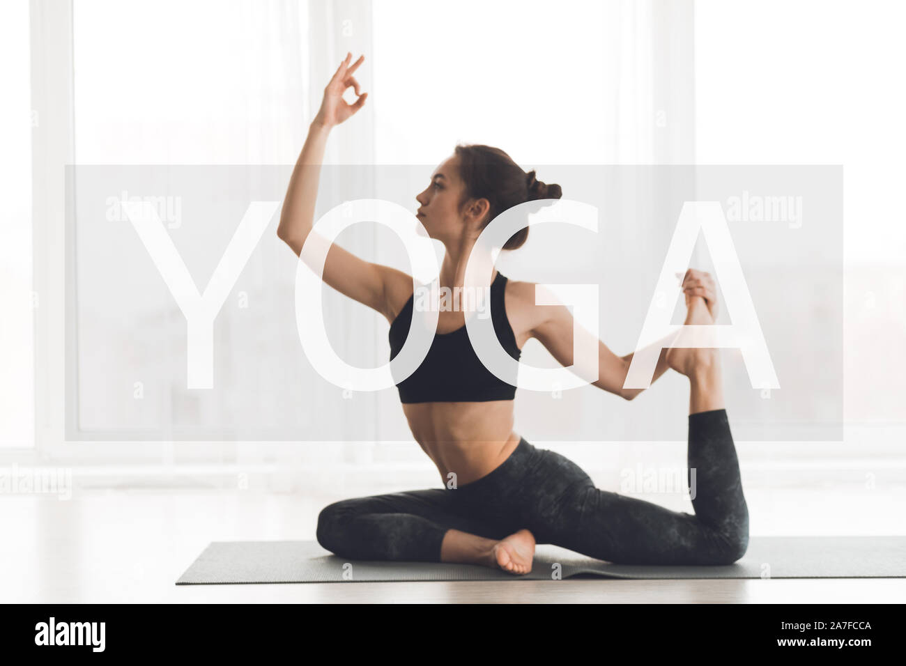 Concept de yoga. Woman doing yoga asana dans studio Banque D'Images