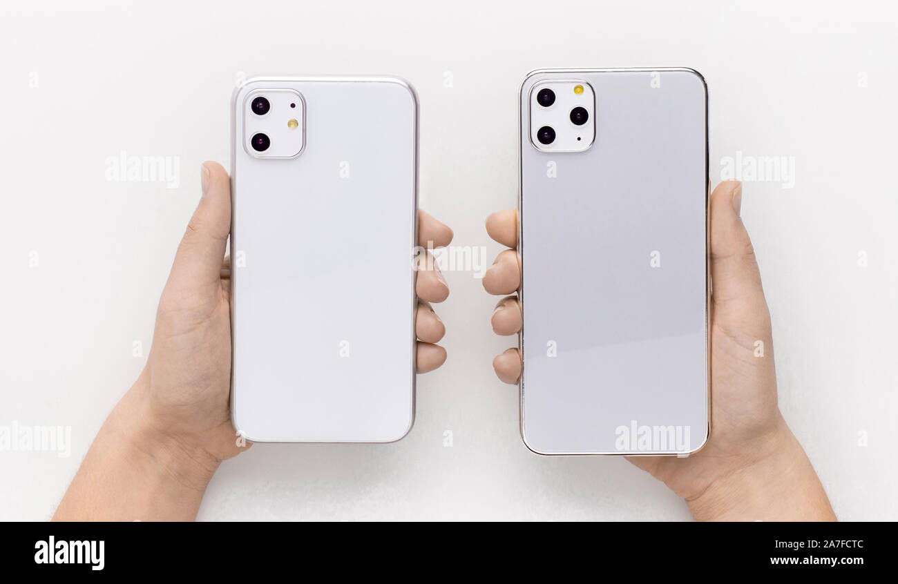 Comparaison de deux nouveaux modèles d'IPhone en mains 11 Banque D'Images